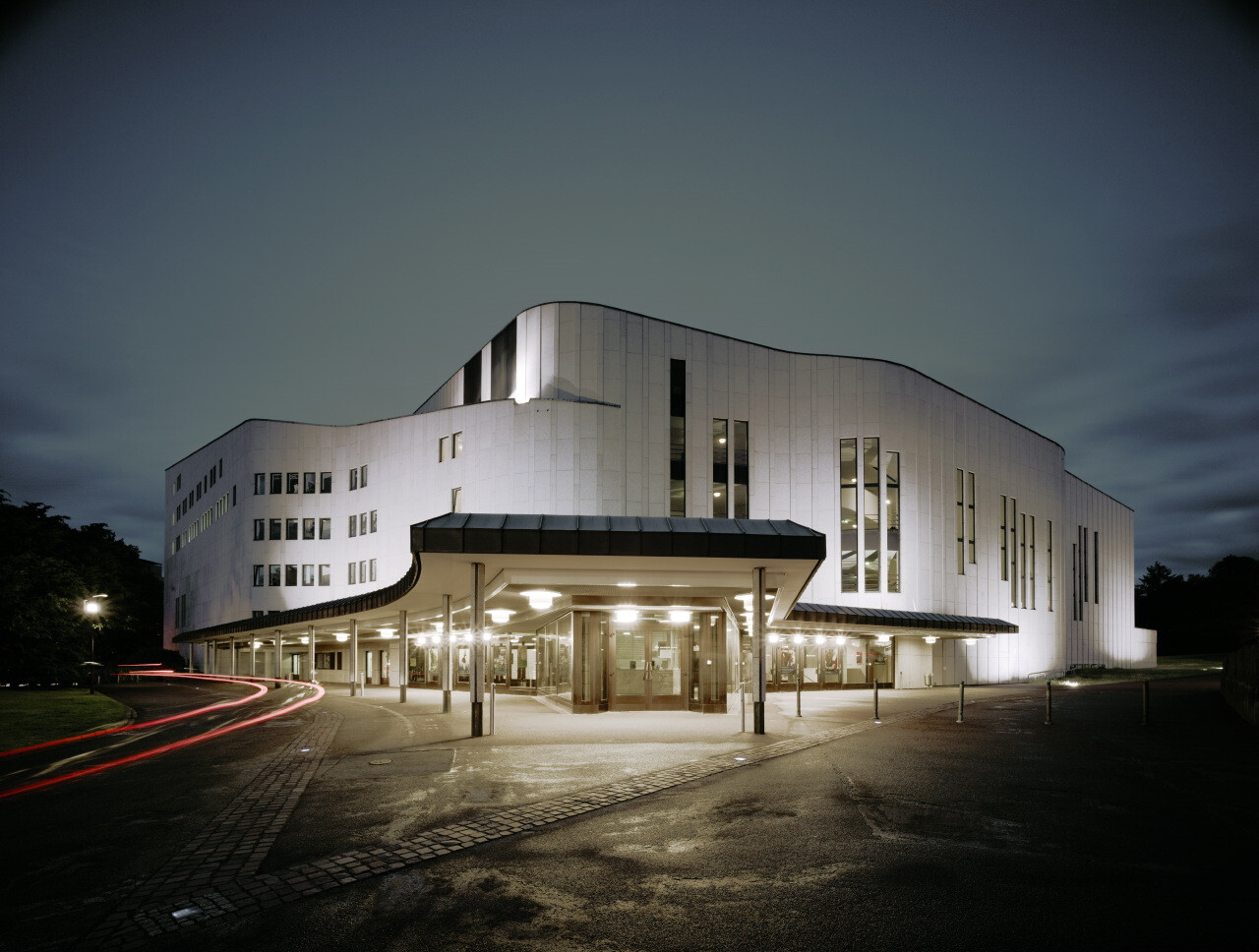 Aalto-Theater von außen bei Nacht