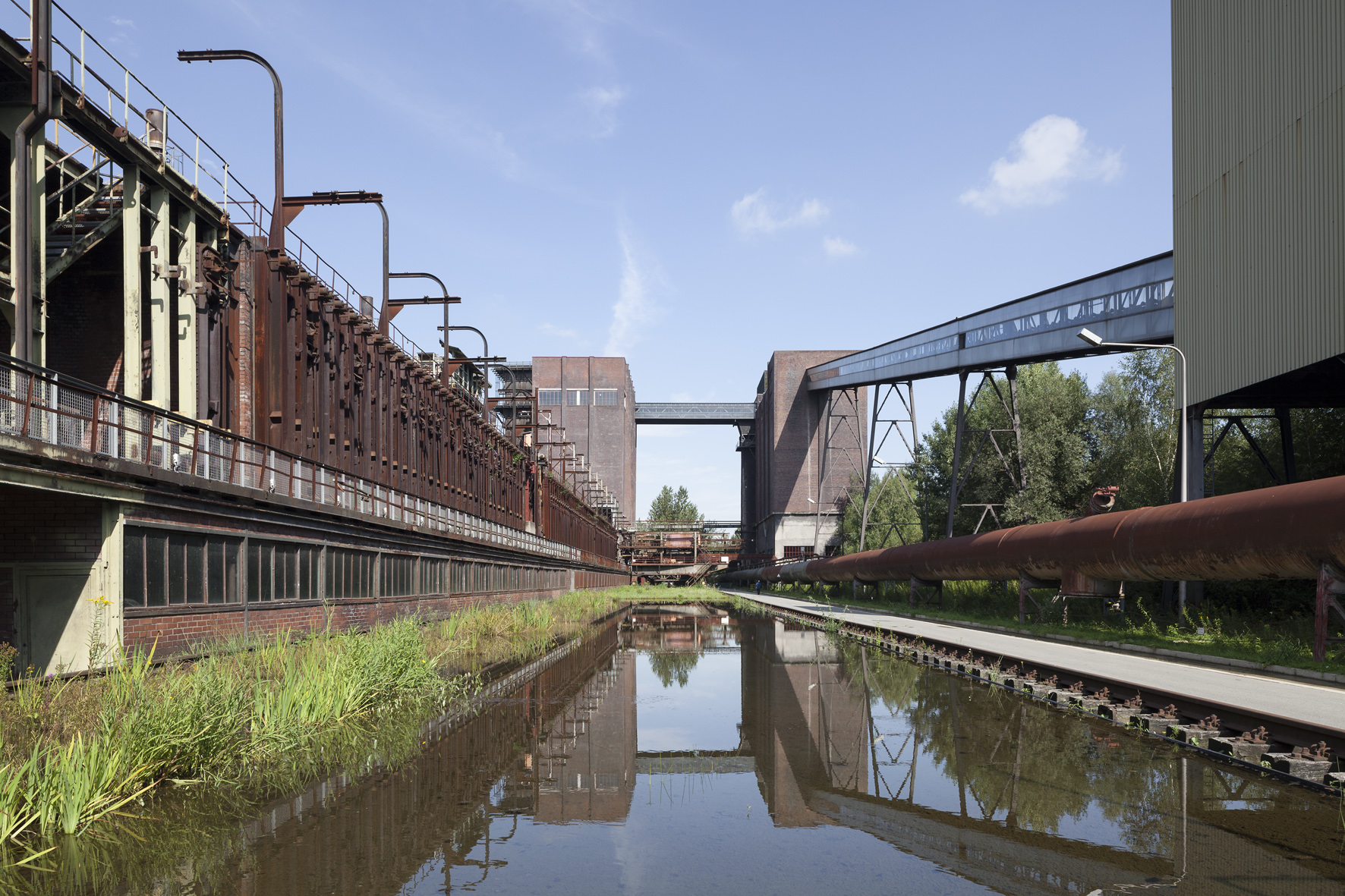 Außenaufnahme der Kokerei Hansa mit Industrieanlagen und Wasserbecken