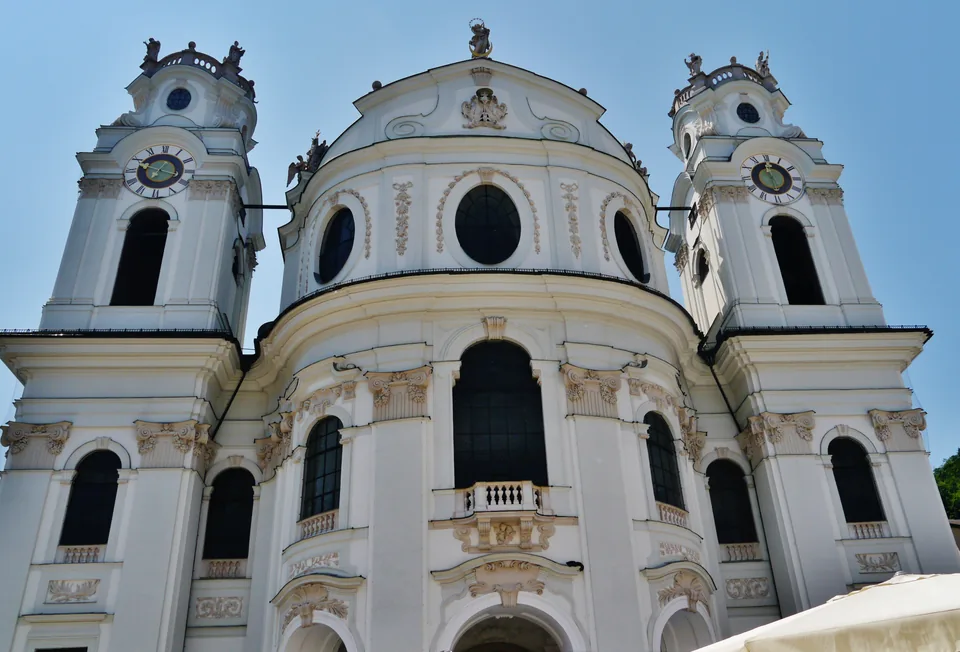Fassade der Kollegienkirche am Universitätsplatz, Salzburg