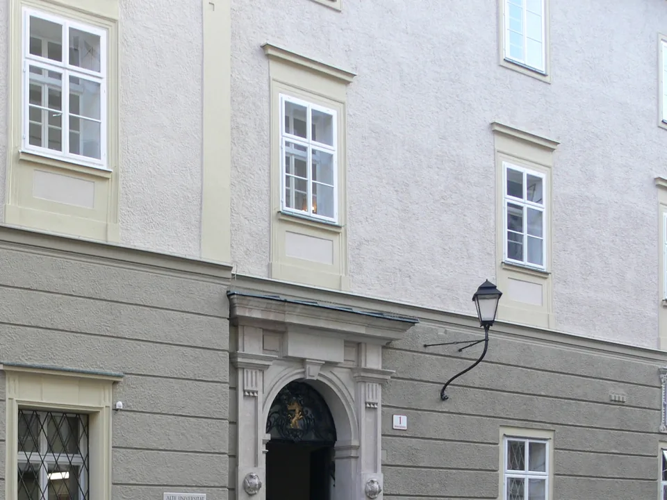 Eingang der Alten Universität mit der Großen Aula in der Hofstallgasse, Salzburg