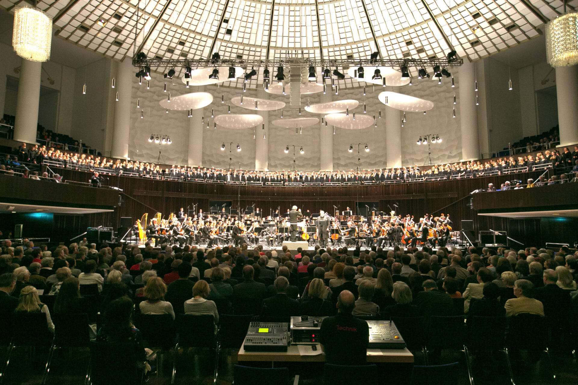 Concert photograph inside the Kuppelsaal at Hannover Congress Centrum