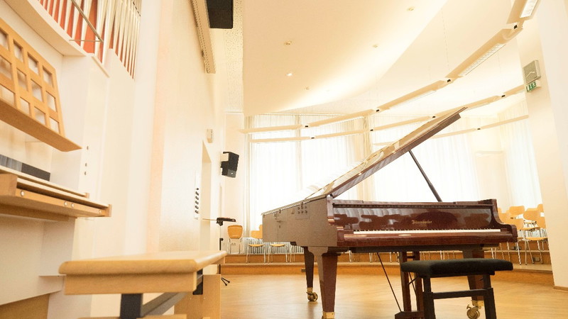 Grand piano, organ and seating inside the CAU Bachsaal in Kiel