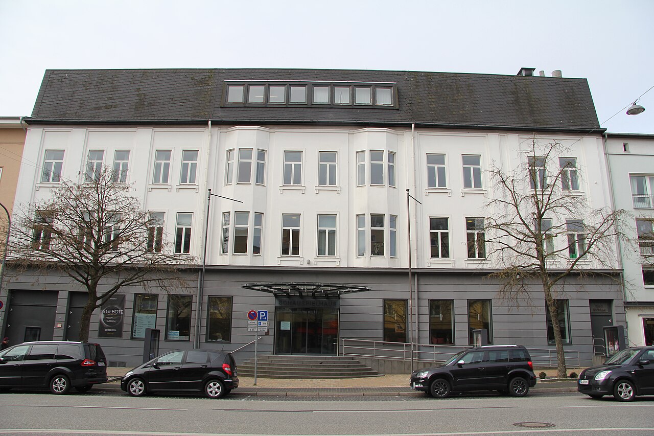 Street facade and entrance of Schauspielhaus Kiel