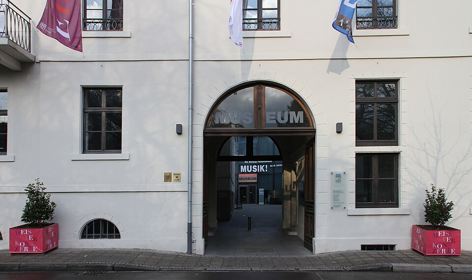 The historic street facade and arched entrance of Kulturhaus LA8