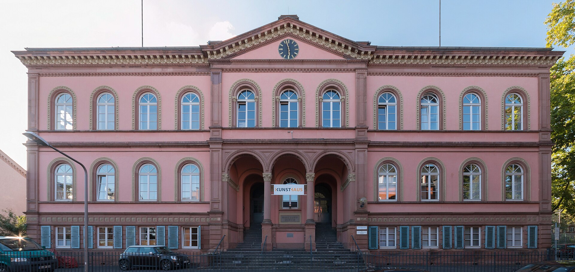 The pink Kunsthaus Wiesbaden facade at Schulberg 10