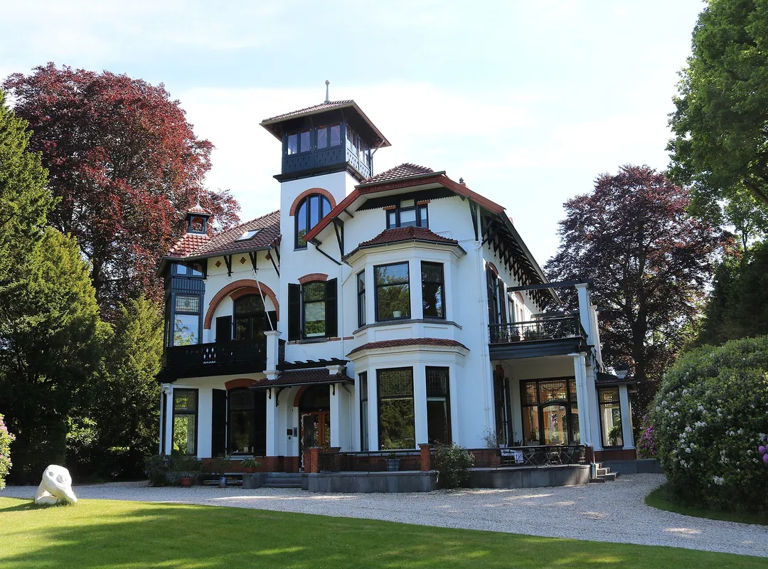 Villa Tindal on the Nieuwe 's-Gravelandseweg, Bussum