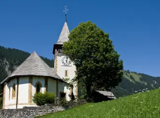 Kirche Lauenen building
